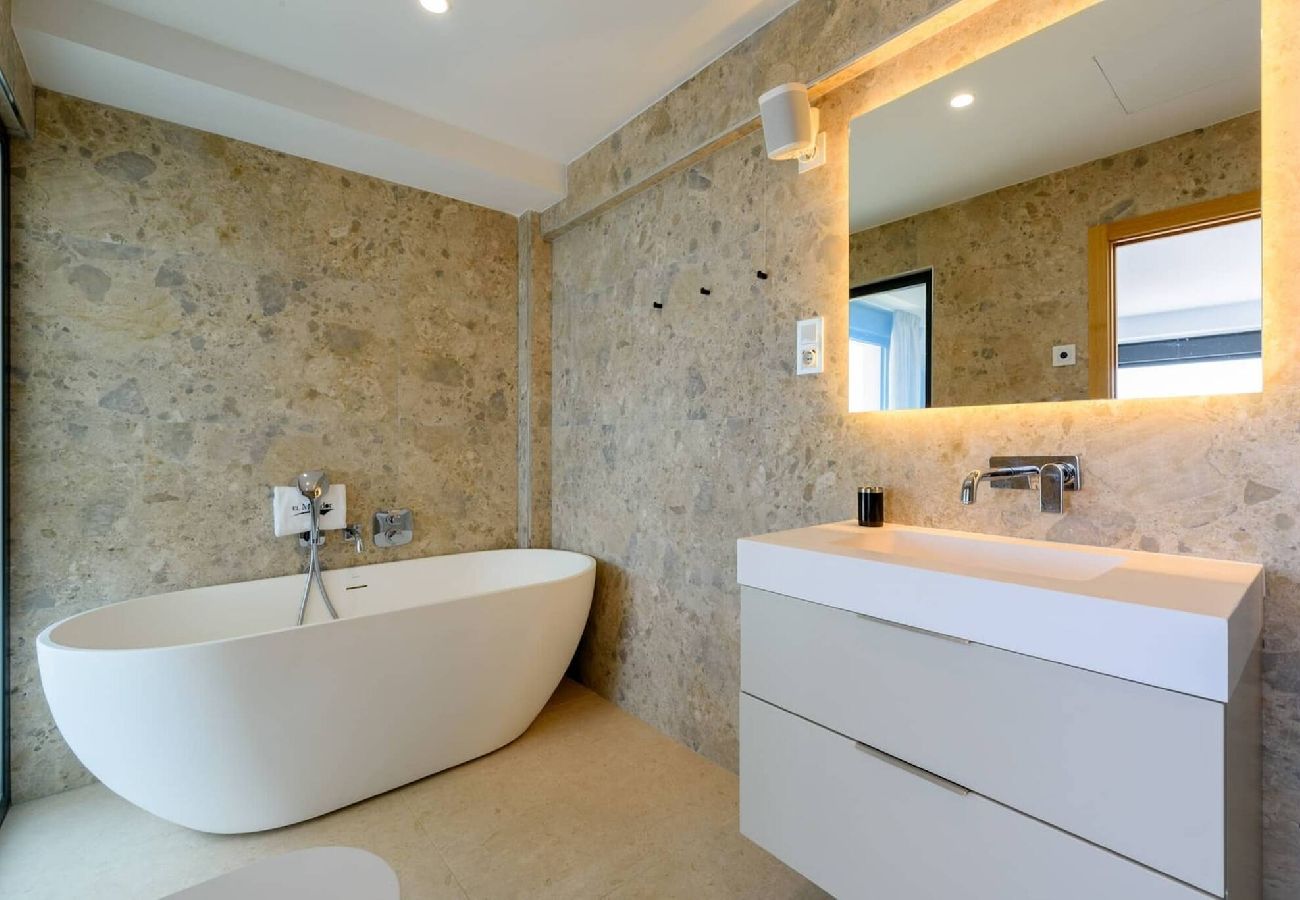 Casa en Torrox Costa - Casa de lujo con piscina privada, jacuzzi y spa de bienestar
