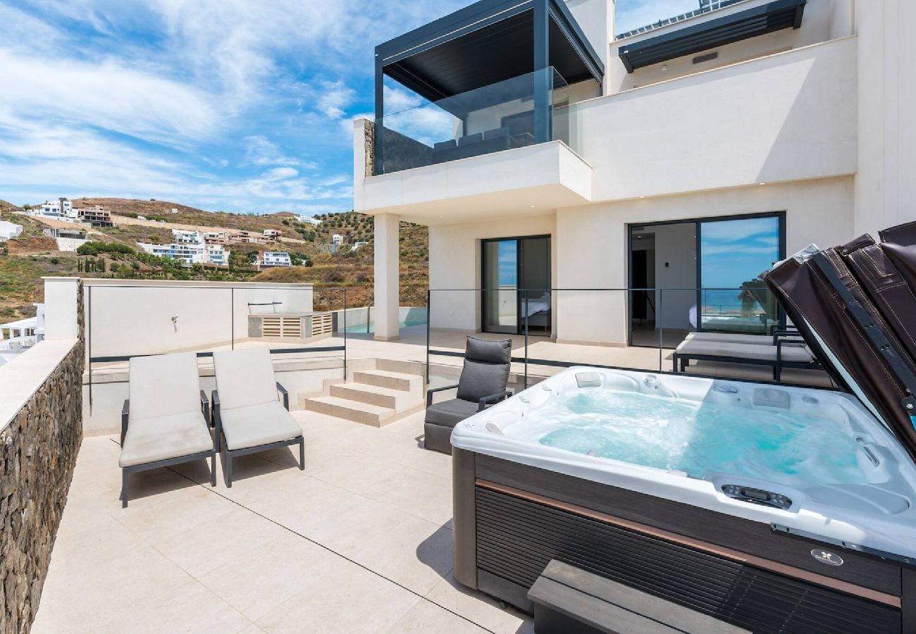 Casa en Torrox Costa - Villa de lujo con piscina privada y jacuzzi; acceso a gimnasio, sauna y centro de bienestar