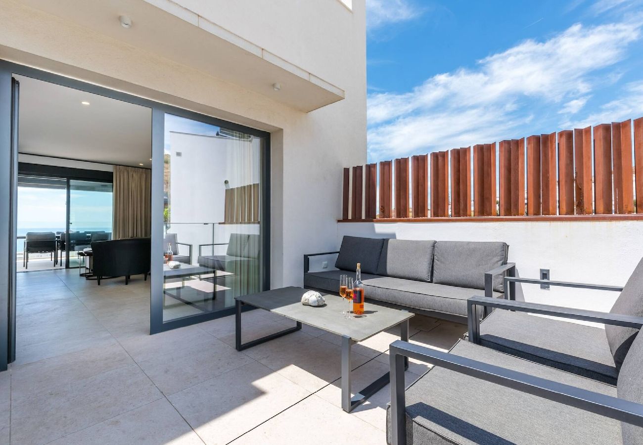 Casa en Torrox Costa - Villa de lujo con piscina privada y jacuzzi; acceso a gimnasio, sauna y centro de bienestar