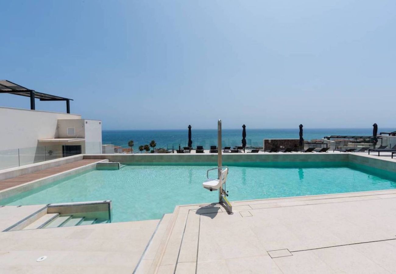 Casa en Torrox Costa - Villa de lujo con piscina privada y jacuzzi; acceso a gimnasio, sauna y centro de bienestar