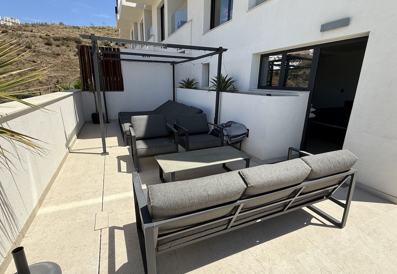 Casa en Torrox Costa - Casa moderna con piscina privada y jacuzzi; acceso a gimnasio, sauna y centro de bienestar