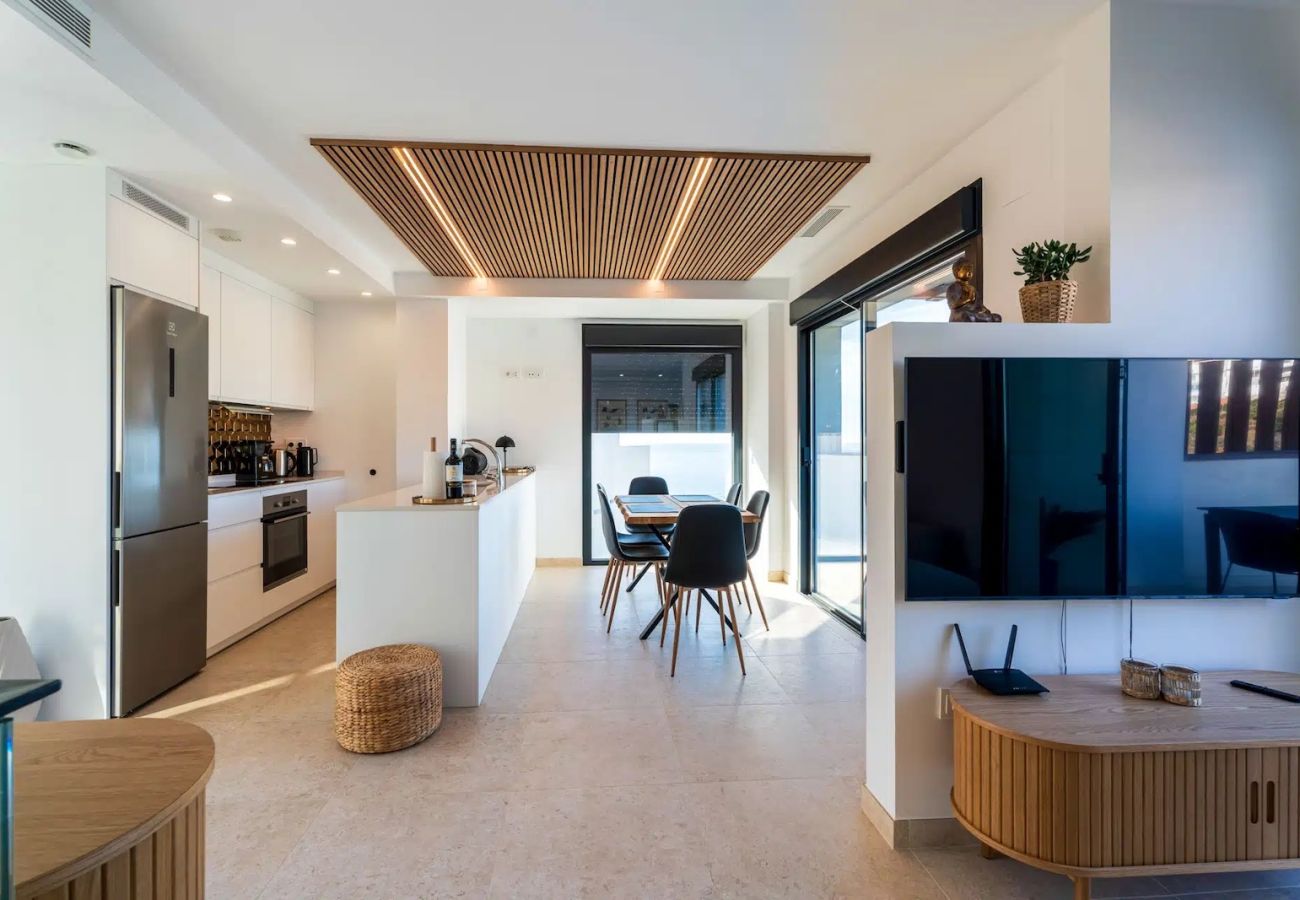 Casa en Torrox Costa - Casa moderna con piscina privada y jacuzzi; acceso a gimnasio, sauna y centro de bienestar