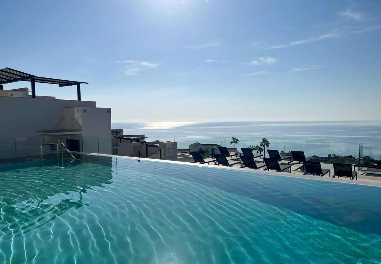 Casa en Torrox Costa - Casa moderna con piscina privada y jacuzzi; acceso a gimnasio, sauna y centro de bienestar