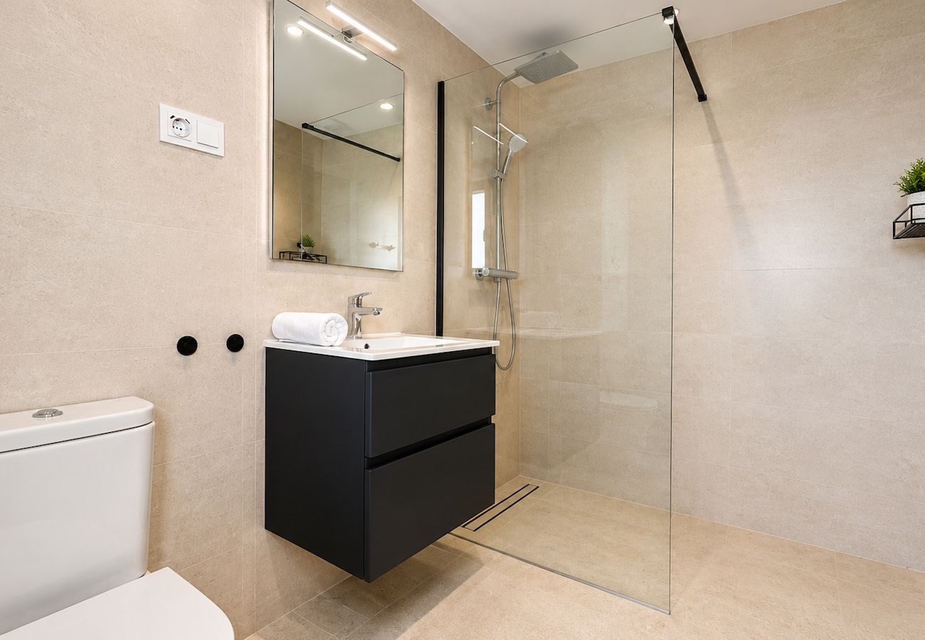 Casa en Torrox Costa - Casa moderna con piscina privada y jacuzzi; acceso a gimnasio, sauna y centro de bienestar