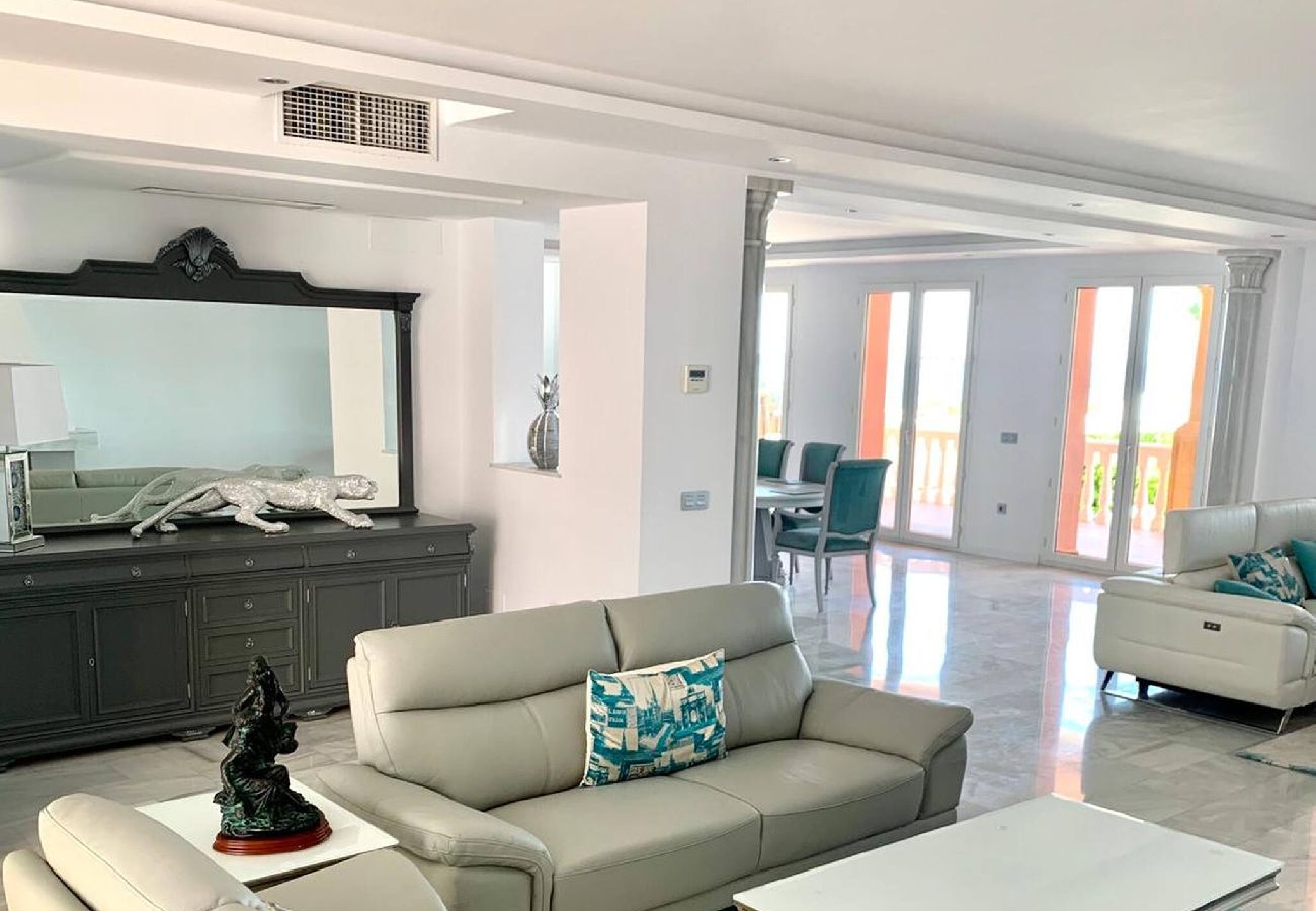 Villa in Marbella - Villa Monterray, Royal Beach, Calahonda - Beach Front Villa