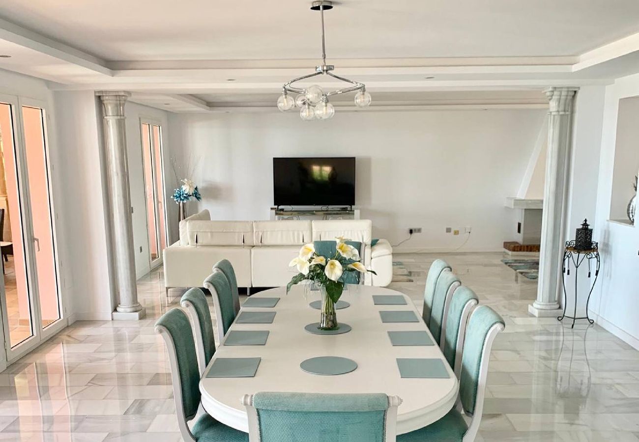 Villa in Marbella - Villa Monterray, Royal Beach, Calahonda - Beach Front Villa
