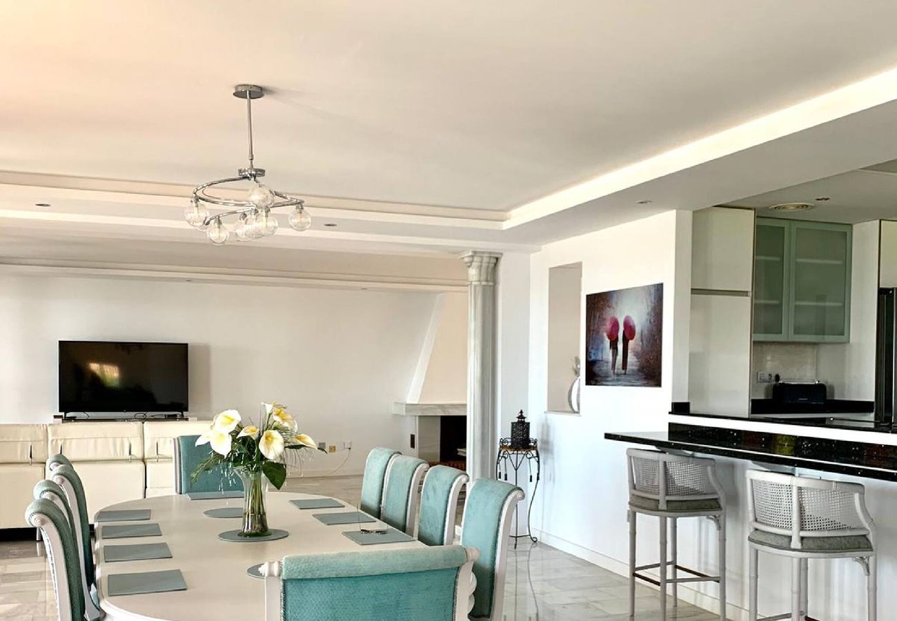 Villa in Marbella - Villa Monterray, Royal Beach, Calahonda - Beach Front Villa