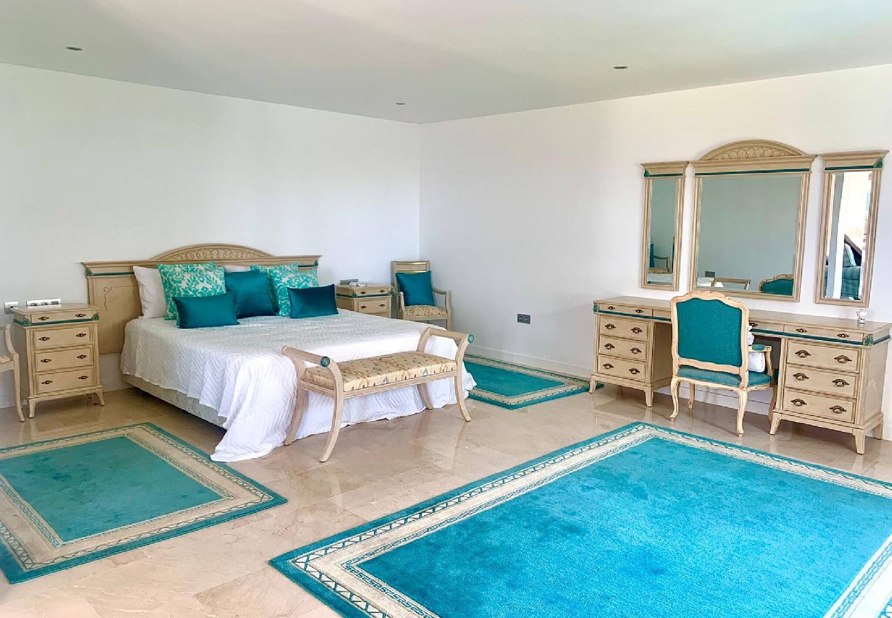 Villa in Marbella - Villa Monterray, Royal Beach, Calahonda - Beach Front Villa