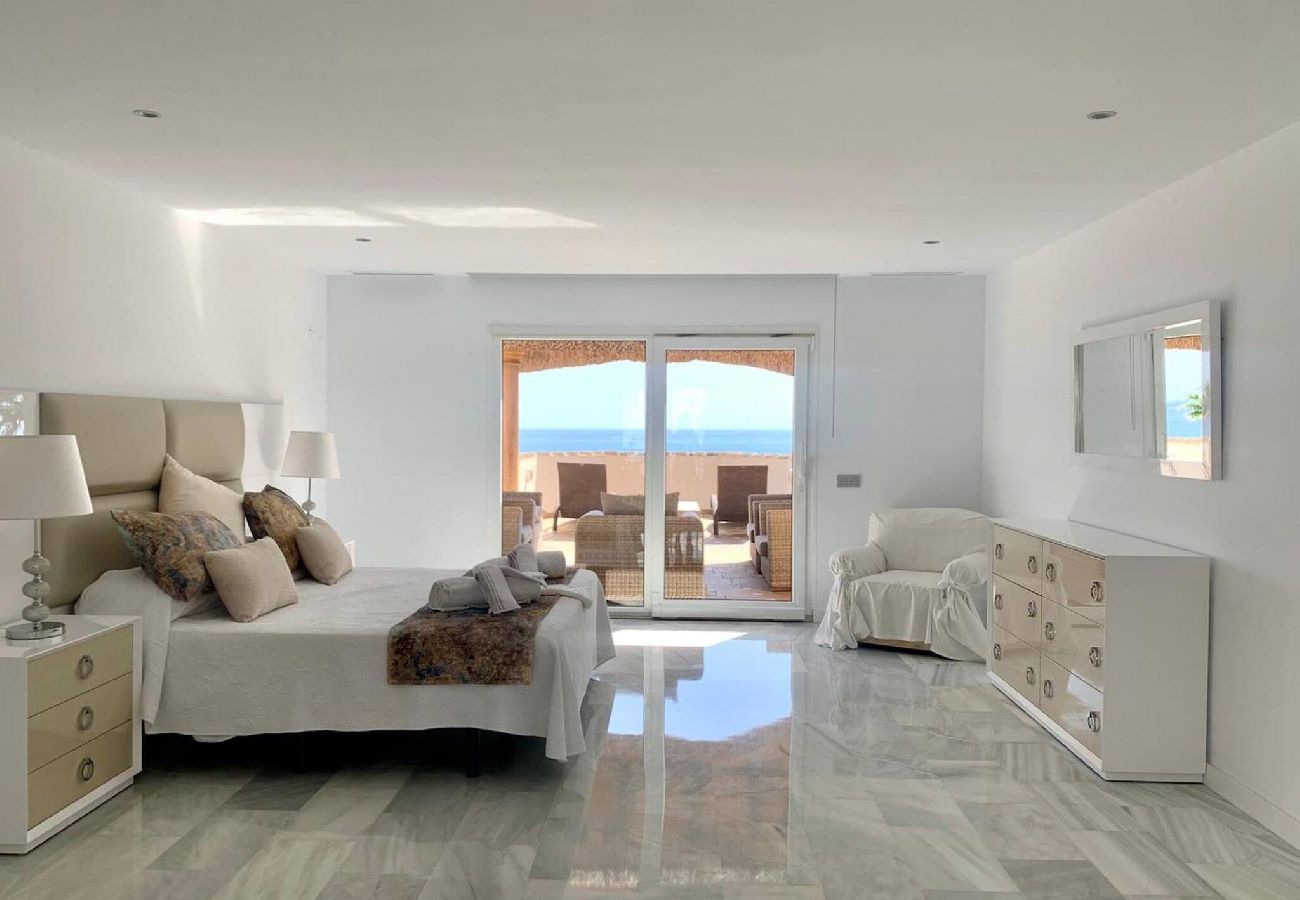 Villa in Marbella - Villa Monterray, Royal Beach, Calahonda - Beach Front Villa