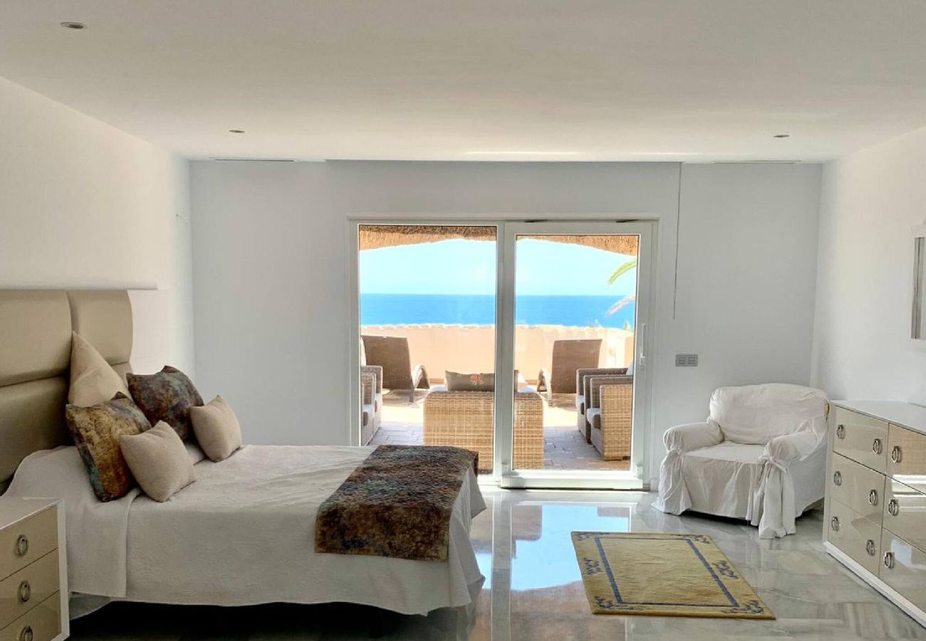 Villa in Marbella - Villa Monterray, Royal Beach, Calahonda - Beach Front Villa