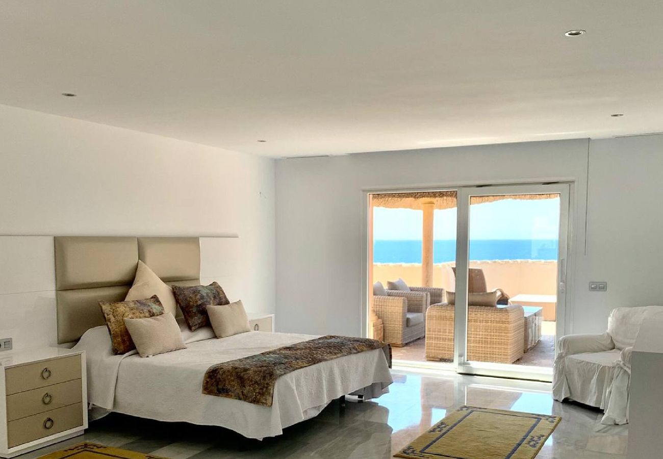 Villa in Marbella - Villa Monterray, Royal Beach, Calahonda - Beach Front Villa