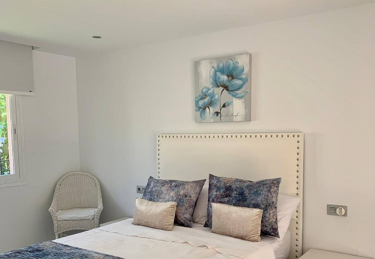 Villa in Marbella - Villa Monterray, Royal Beach, Calahonda - Beach Front Villa