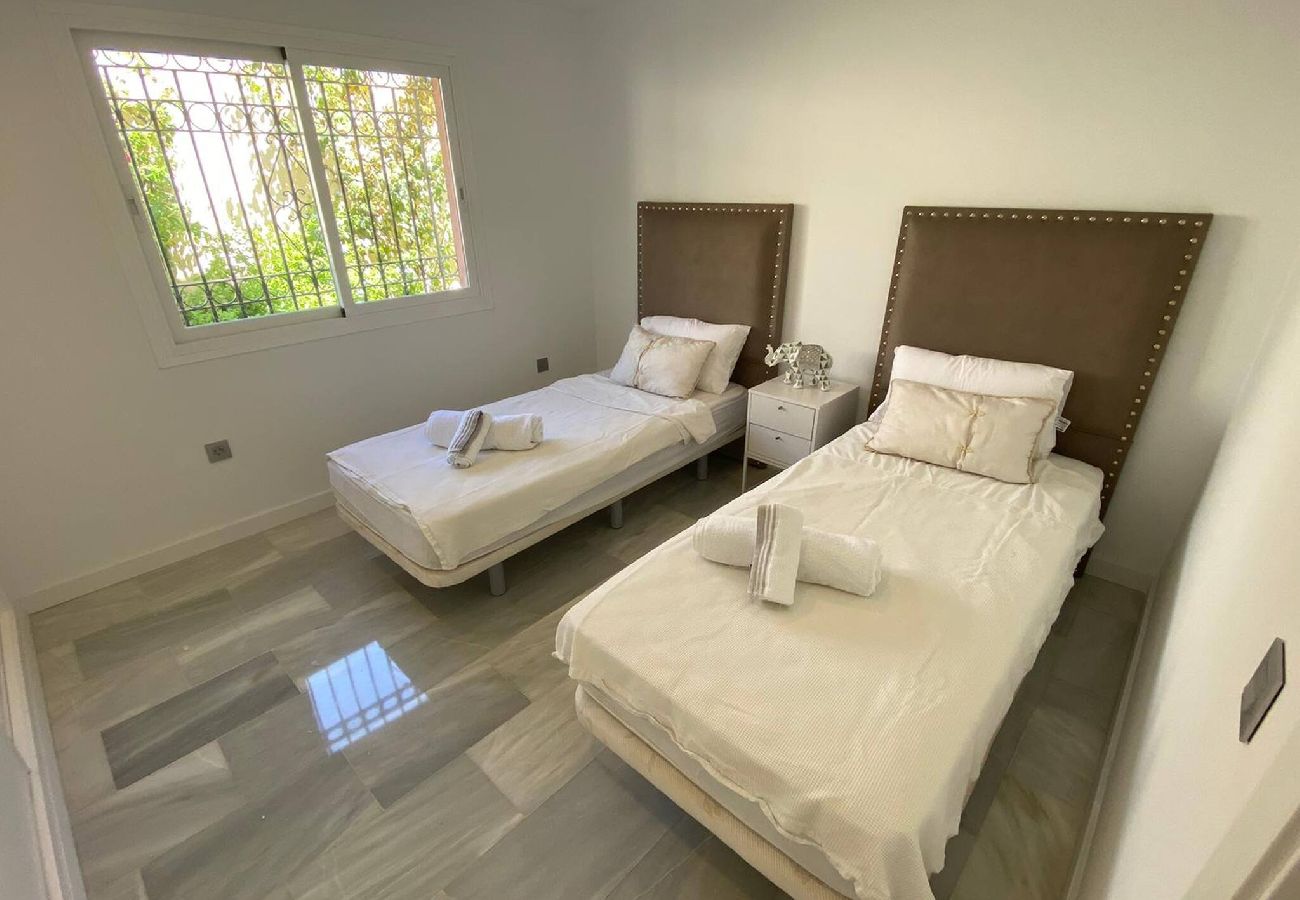 Villa in Marbella - Villa Monterray, Royal Beach, Calahonda - Beach Front Villa