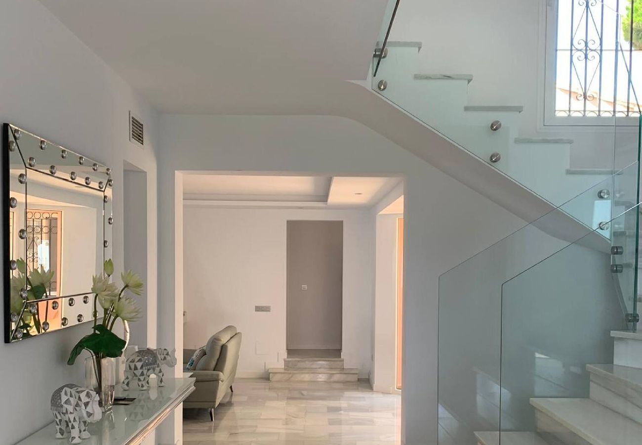 Villa in Marbella - Villa Monterray, Royal Beach, Calahonda - Beach Front Villa