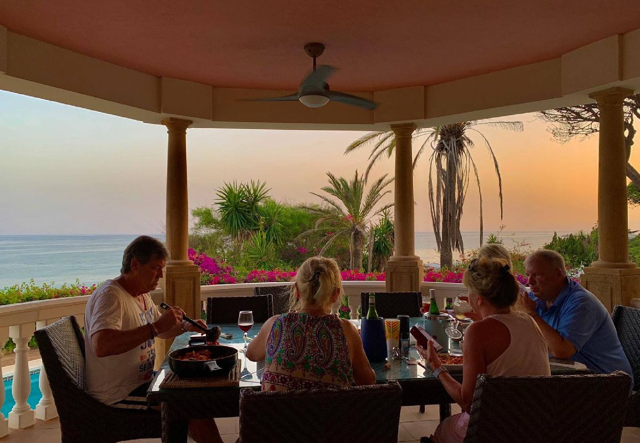 Villa in Marbella - Villa Monterray, Royal Beach, Calahonda - Beach Front Villa