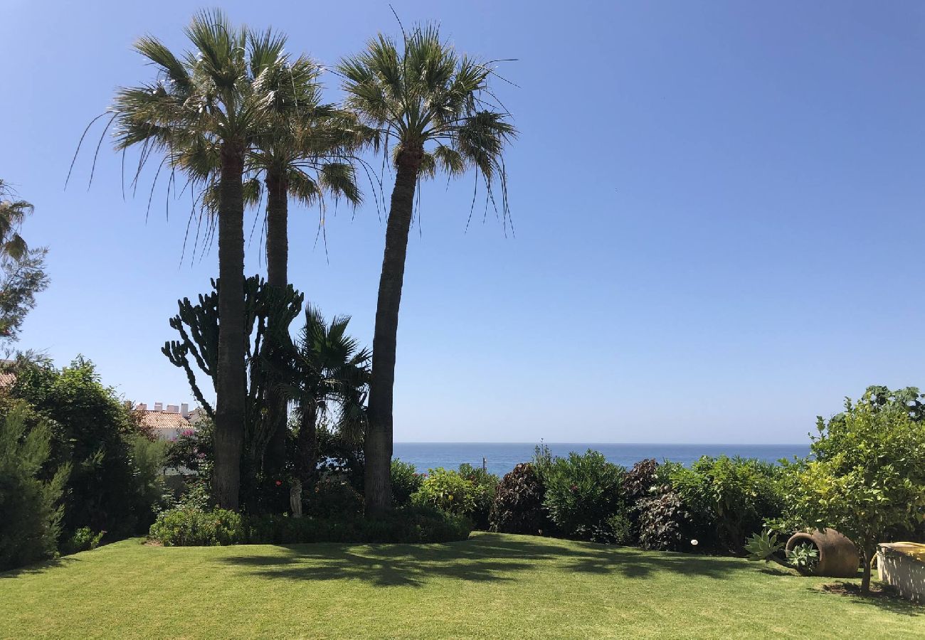 Villa in Marbella - Villa Monterray, Royal Beach, Calahonda - Beach Front Villa