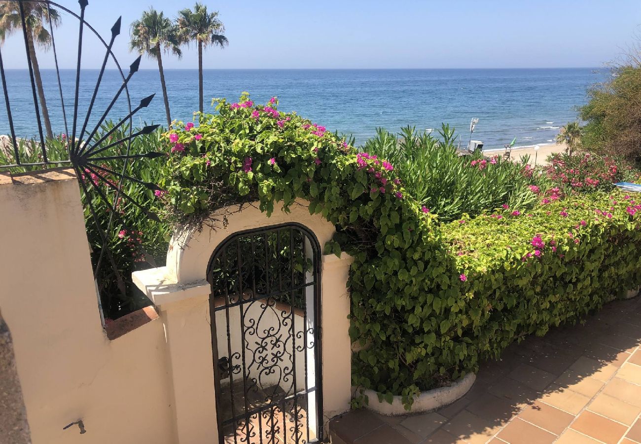 Villa in Marbella - Villa Monterray, Royal Beach, Calahonda - Beach Front Villa