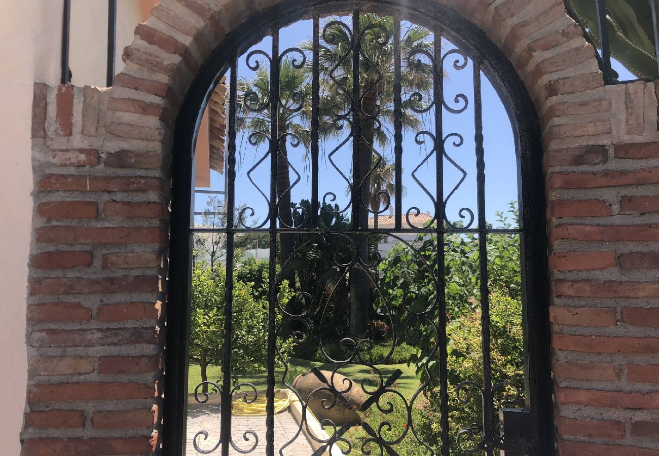 Villa in Marbella - Villa Monterray, Royal Beach, Calahonda - Beach Front Villa