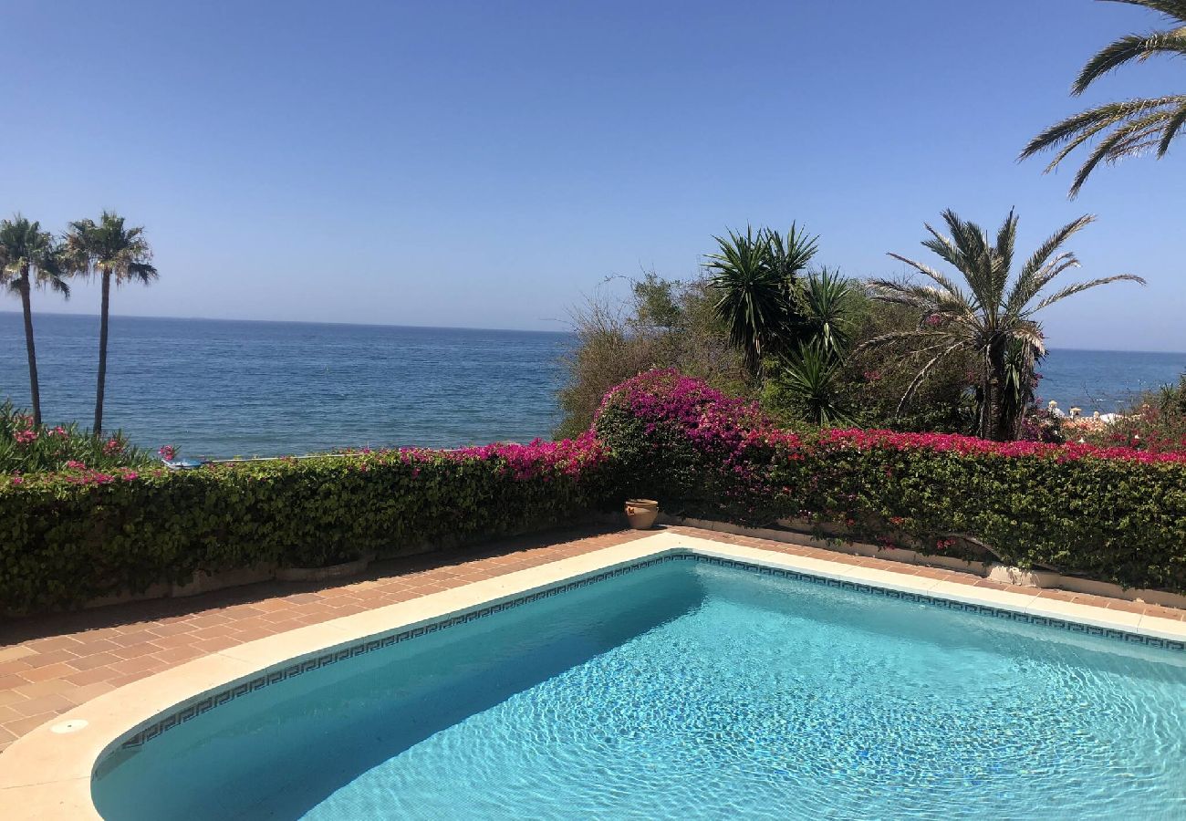 Villa in Marbella - Villa Monterray, Royal Beach, Calahonda - Beach Front Villa
