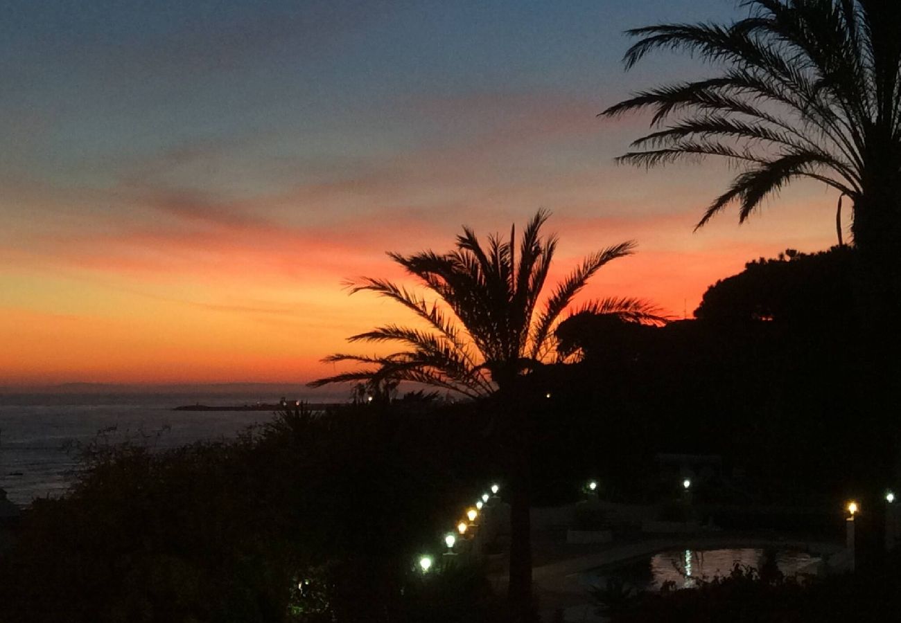 Villa in Marbella - Villa Monterray, Royal Beach, Calahonda - Beach Front Villa