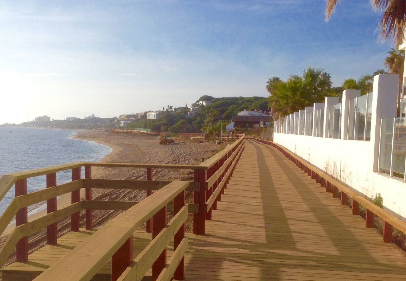 Villa in Marbella - Villa Monterray, Royal Beach, Calahonda - Beach Front Villa