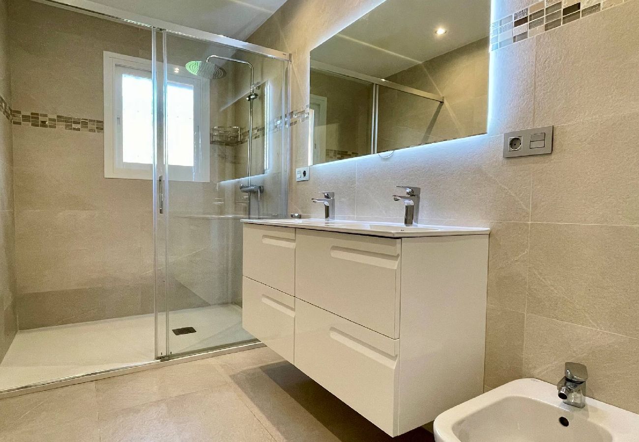 Villa in Marbella - Villa Monterray, Royal Beach, Calahonda - Beach Front Villa