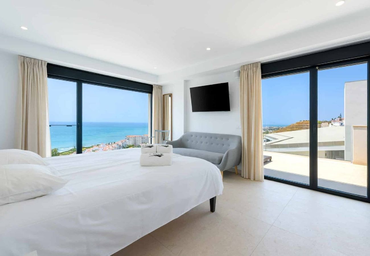 Stuga i Torrox Costa - Luxury House with Private Pool, Jacuzzi and Wellness Spa