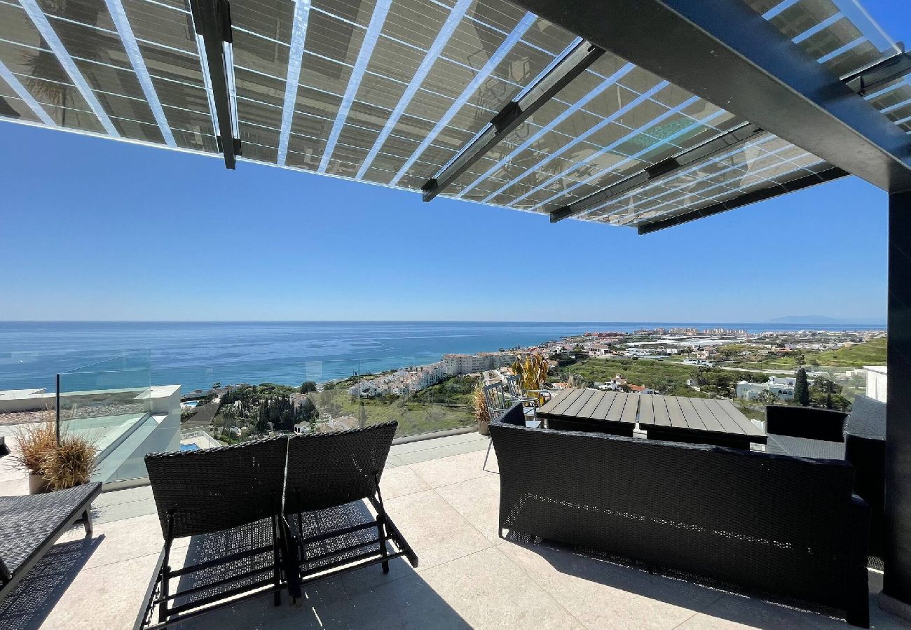 Stuga i Torrox Costa - Luxury House with Private Pool, Jacuzzi and Wellness Spa