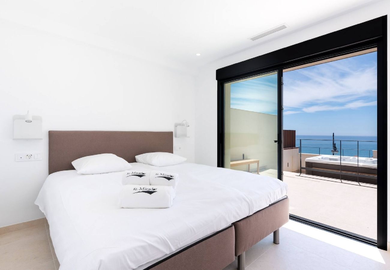Stuga i Torrox Costa - House with Jacuzzi and Amazing Sea Views, sauna and gym