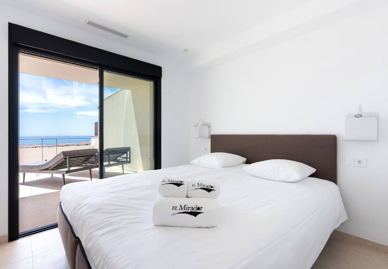 Stuga i Torrox Costa - House with Jacuzzi and Amazing Sea Views, sauna and gym