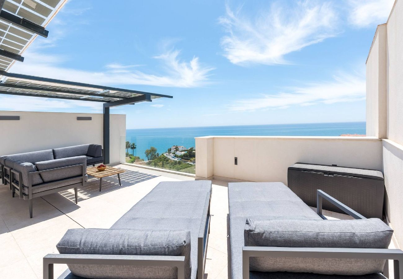 Stuga i Torrox Costa - House with Jacuzzi and Amazing Sea Views, sauna and gym