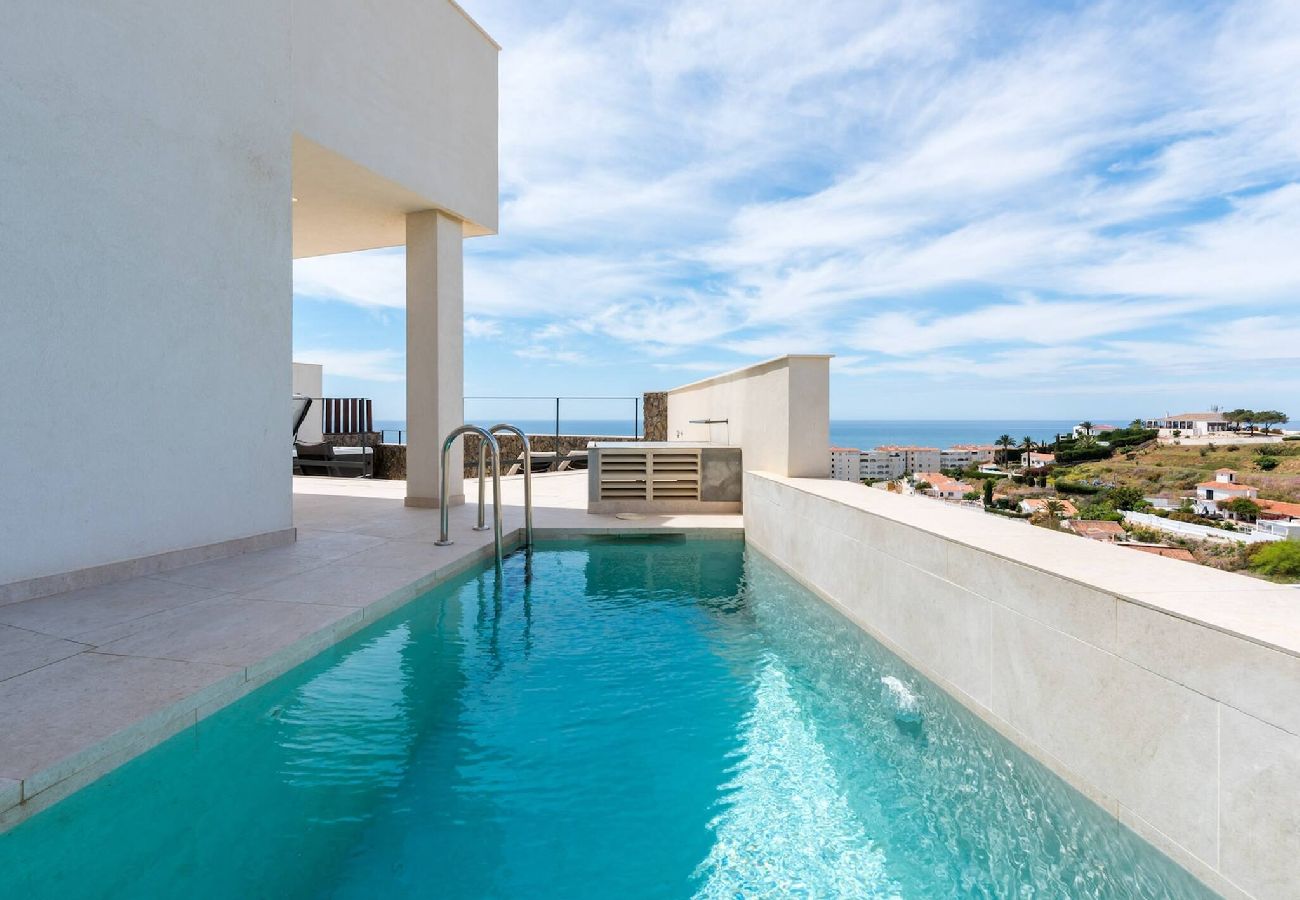 Stuga i Torrox Costa - Luxury Villa with Private Pool and Hot Tub - access to gym, sauna & wellness centre