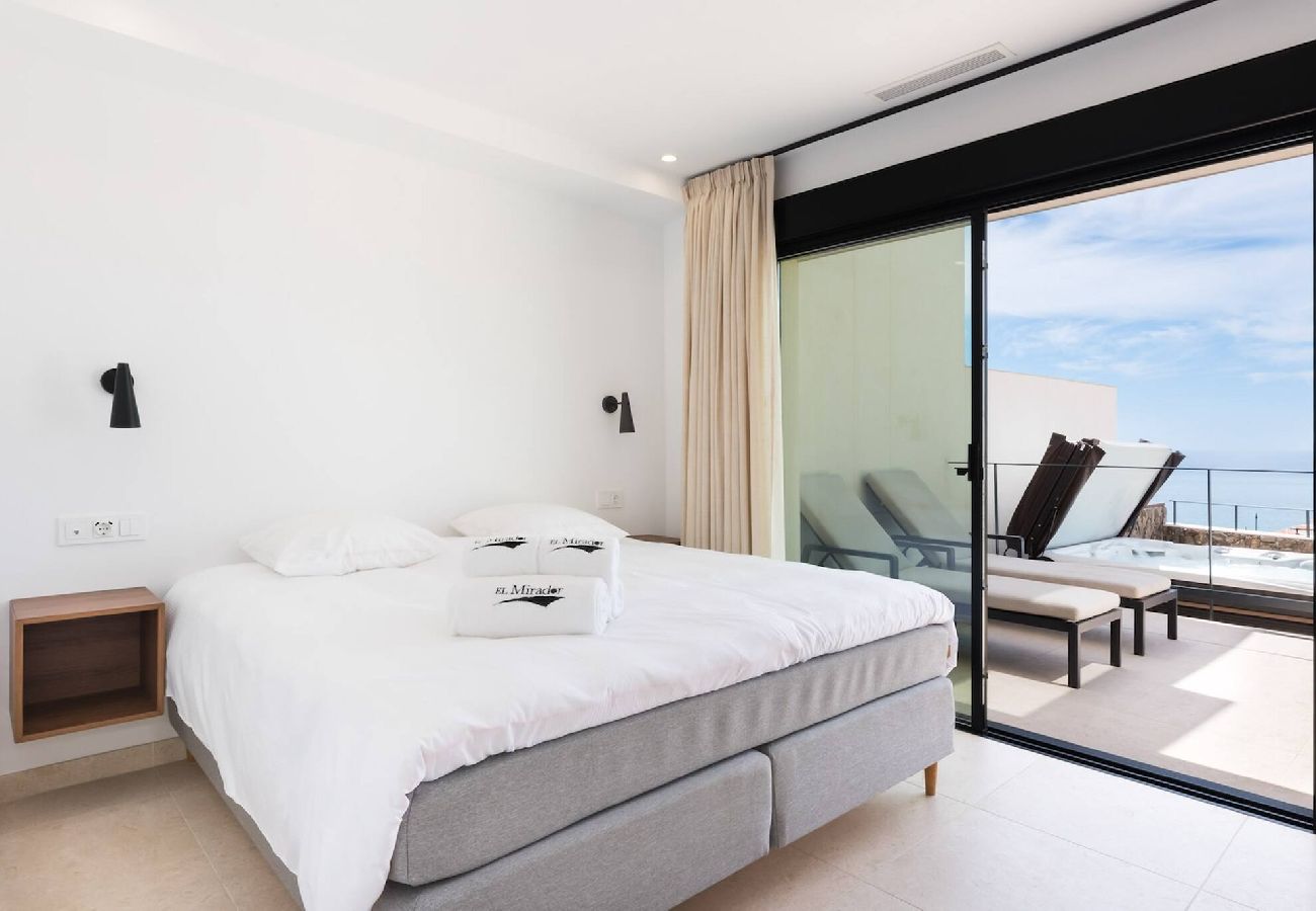 Stuga i Torrox Costa - Luxury Villa with Private Pool and Hot Tub - access to gym, sauna & wellness centre
