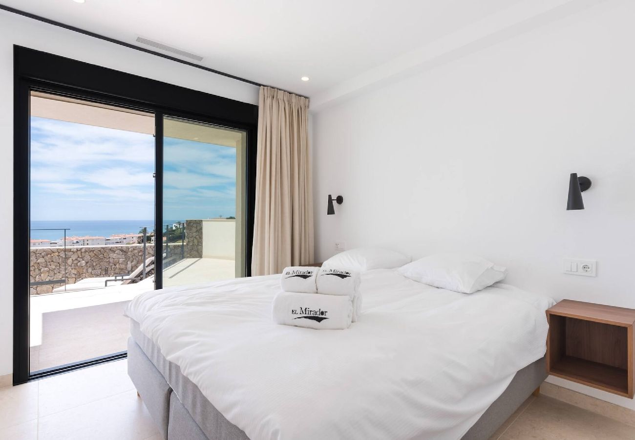 Stuga i Torrox Costa - Luxury Villa with Private Pool and Hot Tub - access to gym, sauna & wellness centre