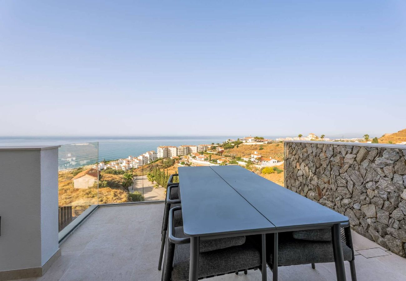 Stuga i Torrox Costa - Luxury Villa with Private Pool and Hot Tub - access to gym, sauna & wellness centre