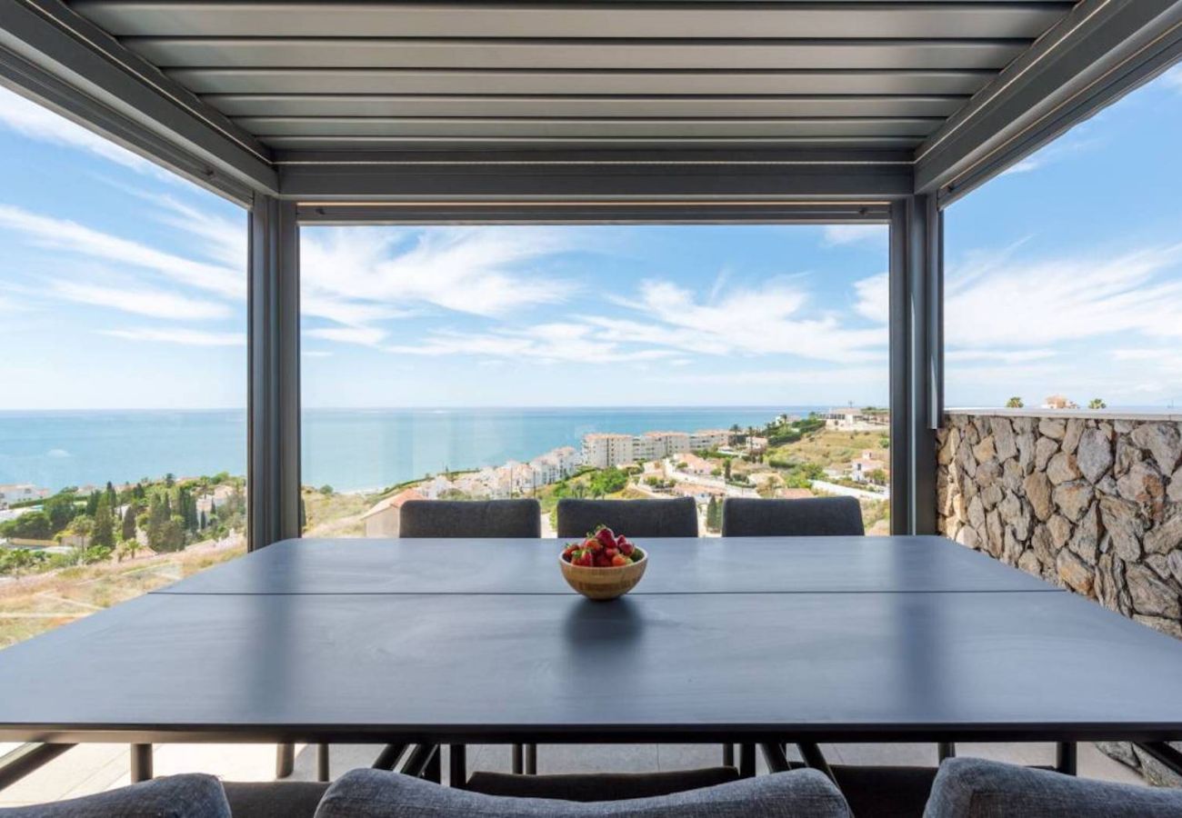 Stuga i Torrox Costa - Luxury Villa with Private Pool and Hot Tub - access to gym, sauna & wellness centre