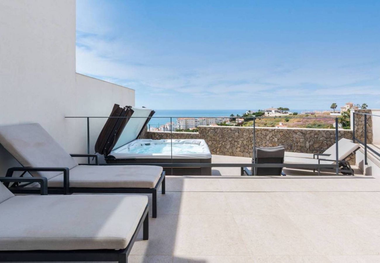 Stuga i Torrox Costa - Luxury Villa with Private Pool and Hot Tub - access to gym, sauna & wellness centre