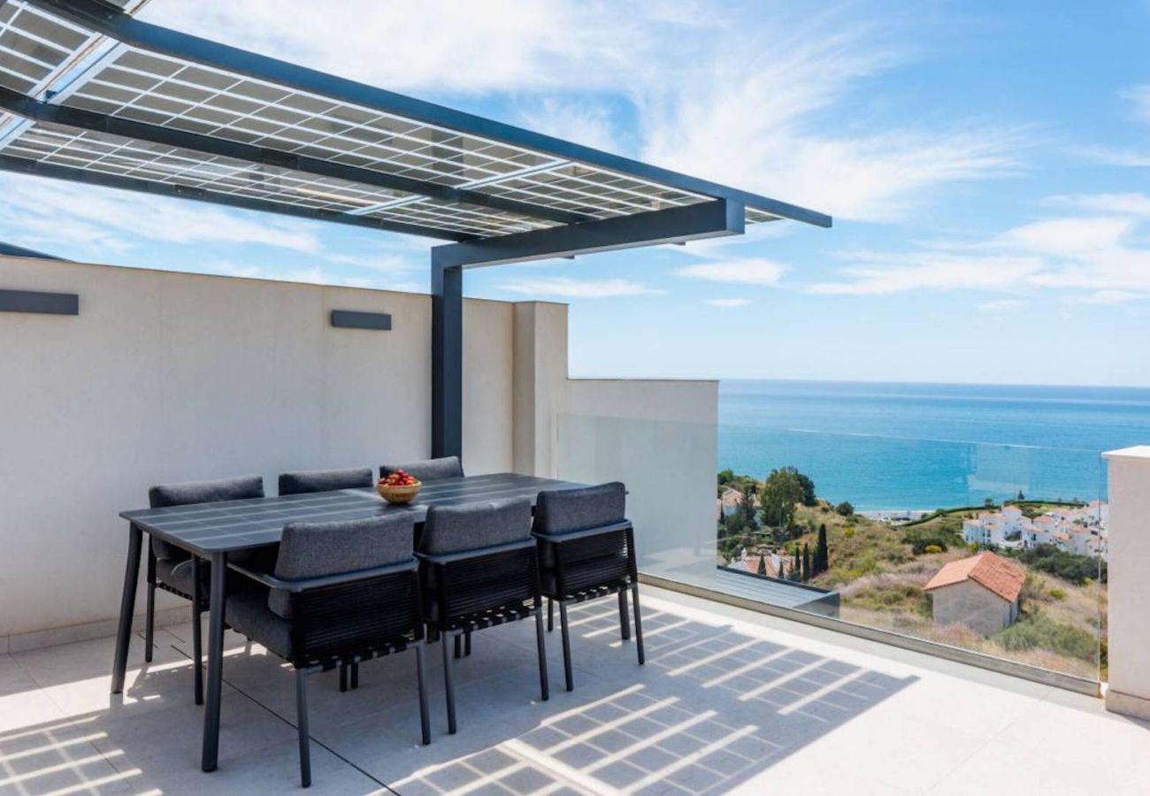 Stuga i Torrox Costa - Luxury Villa with Private Pool and Hot Tub - access to gym, sauna & wellness centre