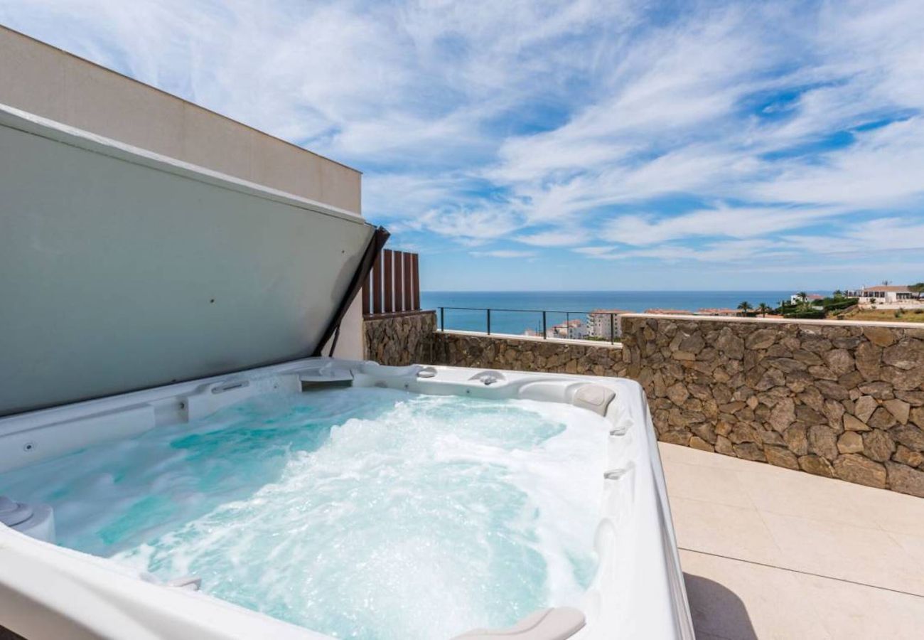 Stuga i Torrox Costa - Luxury Villa with Private Pool and Hot Tub - access to gym, sauna & wellness centre