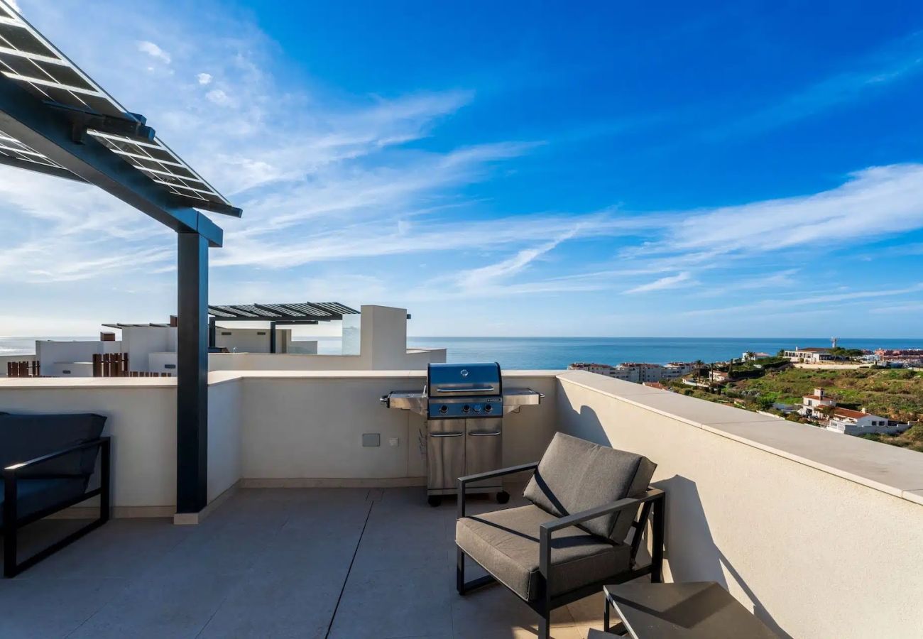 Stuga i Torrox Costa - Modern House with Private Pool and Hot Tub - access to gym, sauna & wellness centre