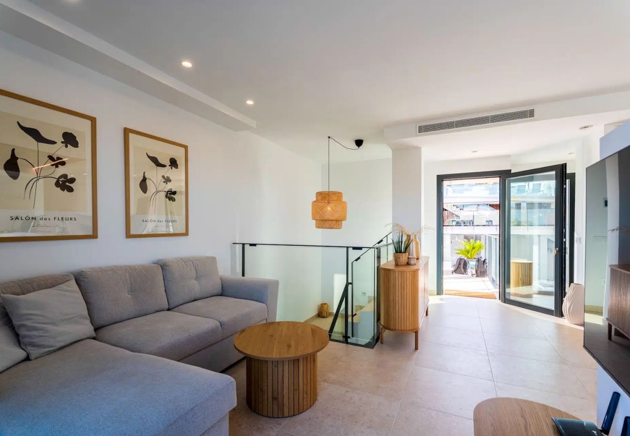 Stuga i Torrox Costa - Modern House with Private Pool and Hot Tub - access to gym, sauna & wellness centre