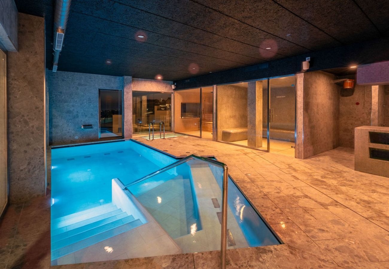 Stuga i Torrox Costa - Modern House with Private Pool and Hot Tub - access to gym, sauna & wellness centre