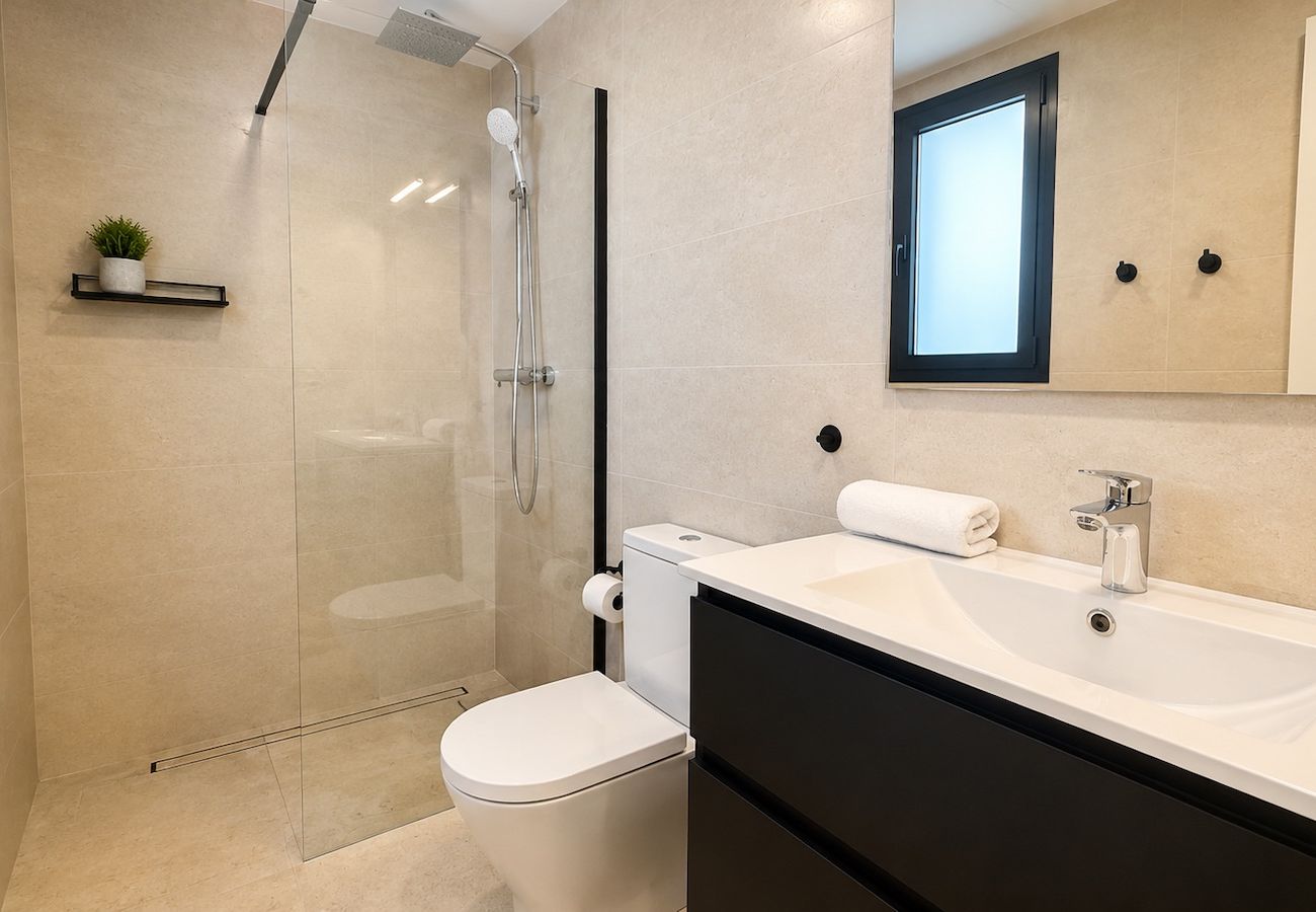 Stuga i Torrox Costa - Modern House with Private Pool and Hot Tub - access to gym, sauna & wellness centre